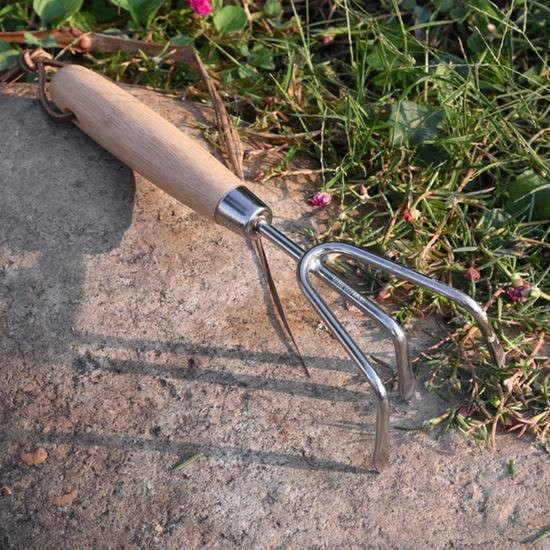 Usage of 3prong cultivator